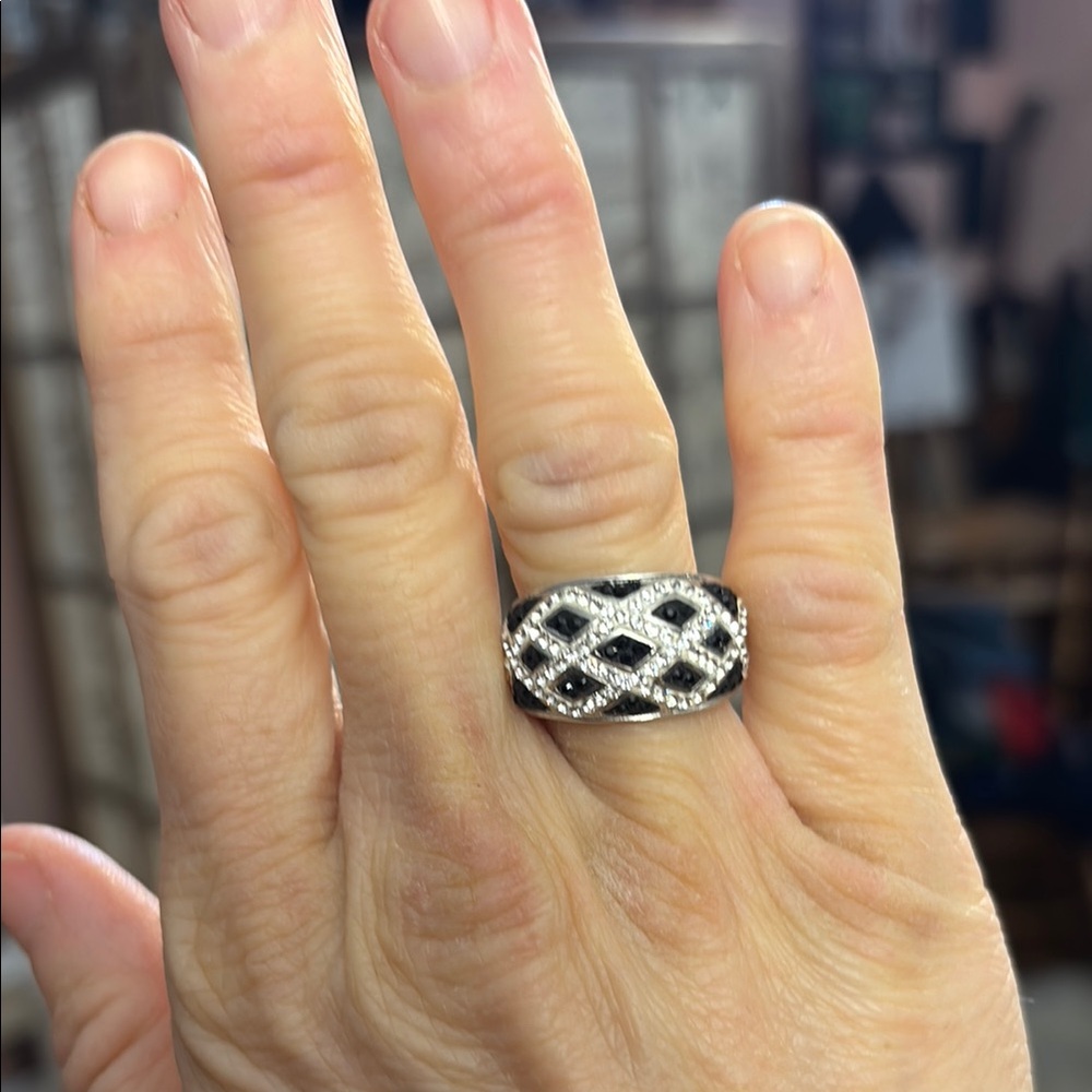 Elegant Sterling Silver and Black Women's Sparkly Ring Size 6.5